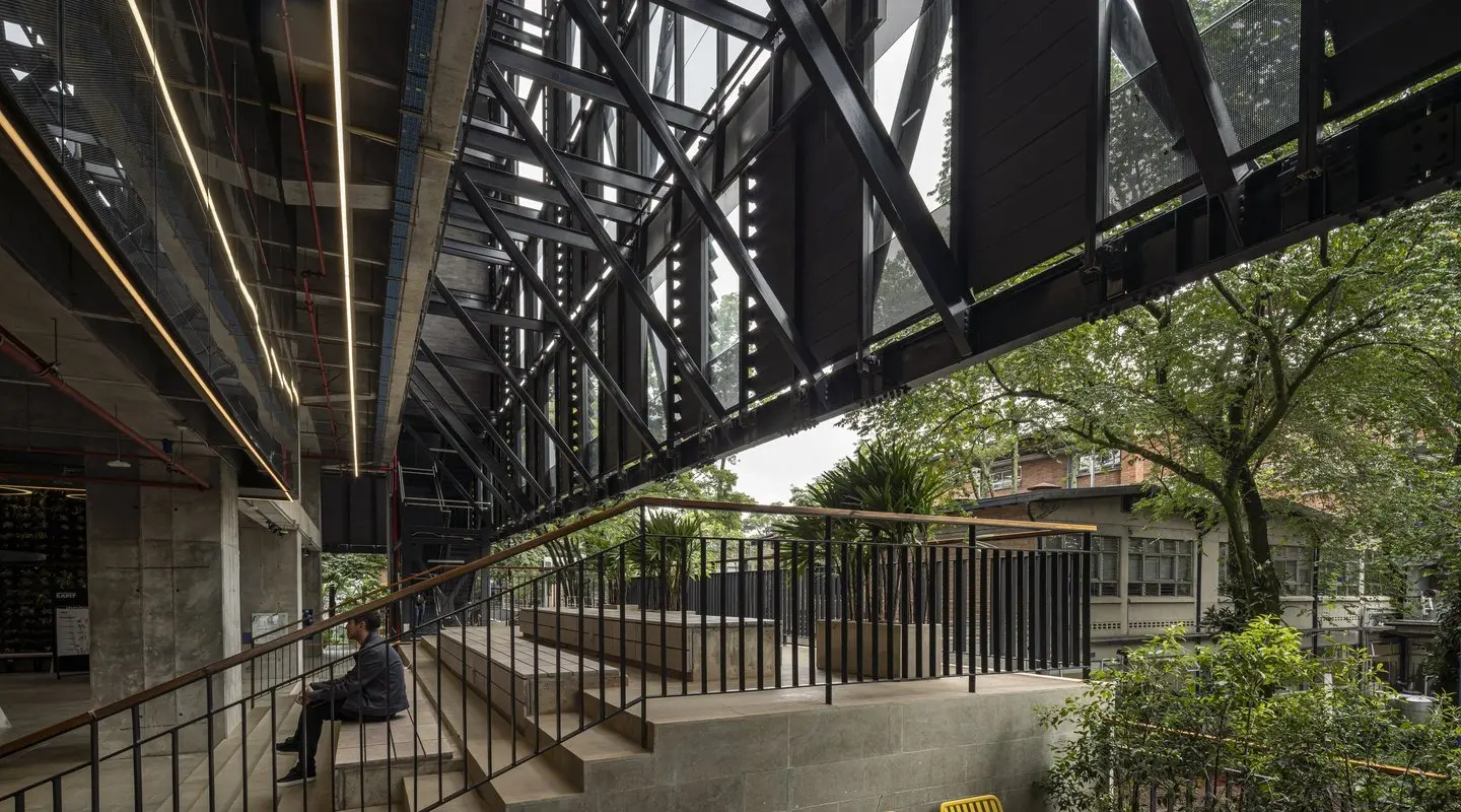 Eafit Bloque 20 - Espacios verdes interiores