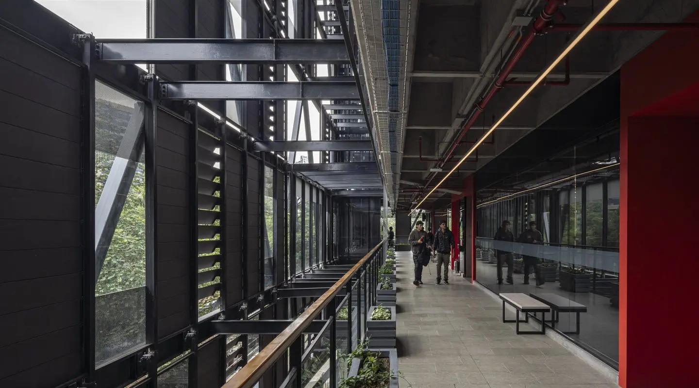 Jardín aéreo - Clínica de Las Américas, mobiliario de concreto
